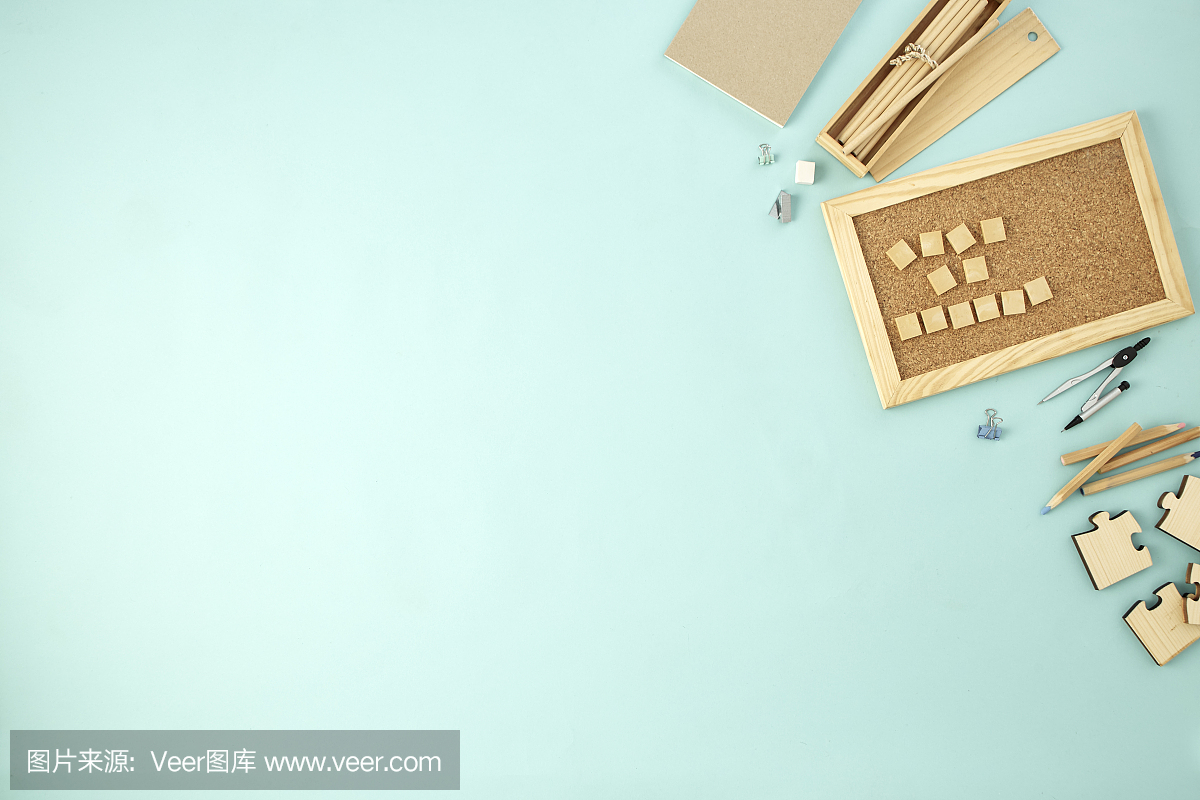 學校和辦公用品在淡藍色的背景,回到學校的概念